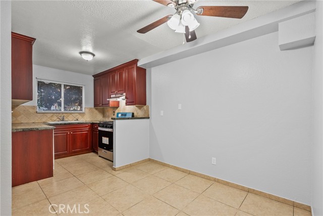 14265 Terra Bella St, Panorama City CA: https://media.crmls.org/medias/b70846f8-eaeb-498c-9e0b-f2a729ec3cec.jpg