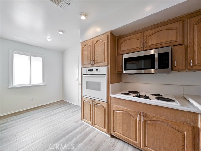 Detail Gallery Image 5 of 26 For 18938 Prairie St, Northridge,  CA 91324 - 4 Beds | 2 Baths