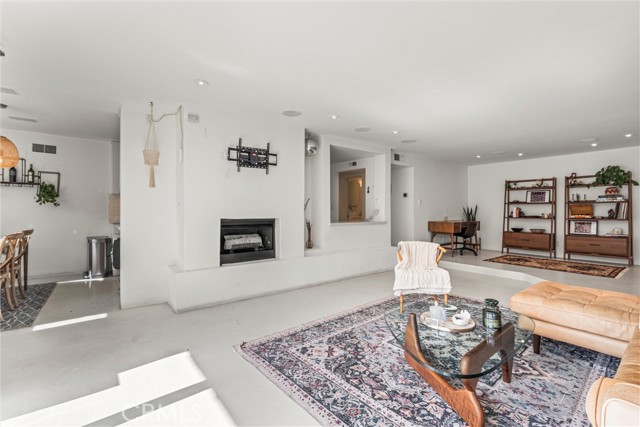 1230 Horn Avenue, West Hollywood CA: https://media.crmls.org/medias/b7097e0f-bf8e-43a5-9eb0-d93033b2658e.jpg