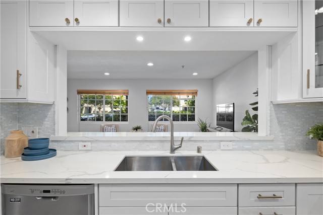 409 Utica Avenue, Huntington Beach CA: https://media.crmls.org/medias/b70c86a4-6fc3-42fb-887f-e2db57c6090d.jpg