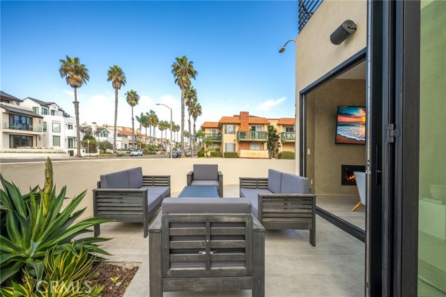Detail Gallery Image 27 of 32 For 122 21st St, Huntington Beach,  CA 92648 - 3 Beds | 5/1 Baths