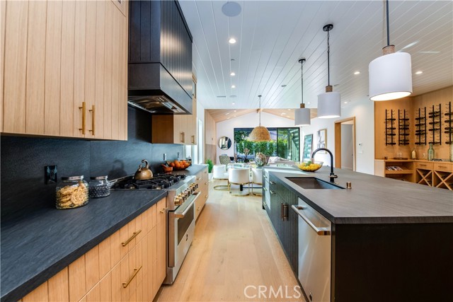 Detail Gallery Image 16 of 55 For 5323 Allott Ave, Sherman Oaks,  CA 91401 - 4 Beds | 4/1 Baths
