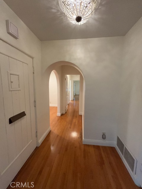 Detail Gallery Image 2 of 14 For 10856 Wellworth Ave, Los Angeles,  CA 90024 - 3 Beds | 2 Baths