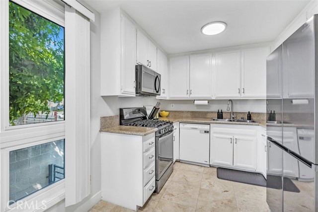 Detail Gallery Image 3 of 27 For 5115 Kester Ave #22,  Sherman Oaks,  CA 91403 - 2 Beds | 2/1 Baths