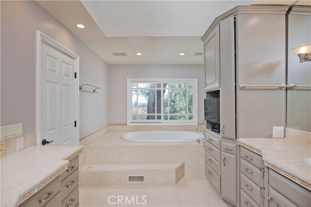 Detail Gallery Image 24 of 54 For 22757 Plummer St, Chatsworth,  CA 91311 - 3 Beds | 3 Baths