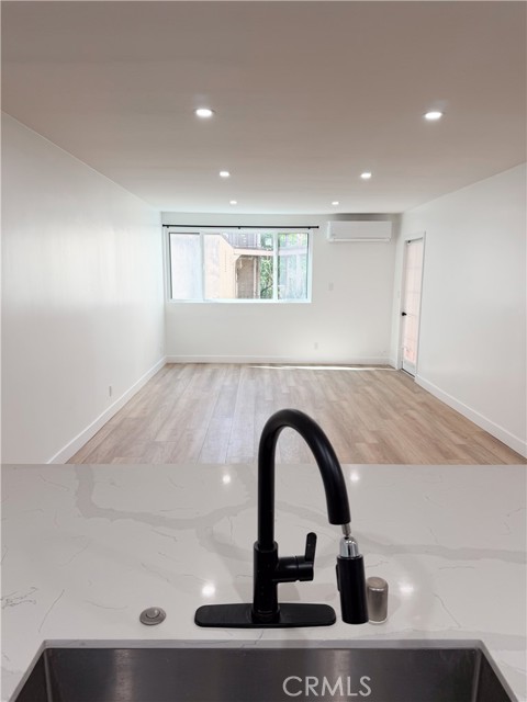 Detail Gallery Image 5 of 11 For 17000 Burbank Bld #203,  Encino,  CA 91316 - 1 Beds | 1 Baths