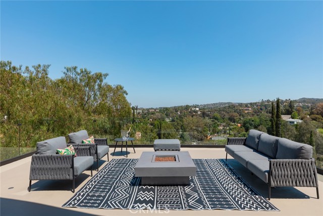 Detail Gallery Image 16 of 58 For 5134 Medina Rd, Woodland Hills,  CA 91364 - 5 Beds | 5/1 Baths