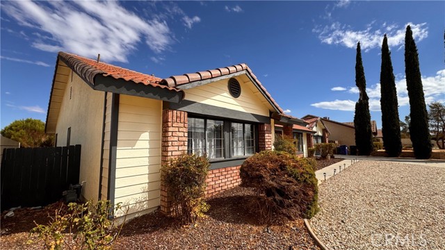 Detail Gallery Image 3 of 36 For 13677 Ivanpah, Apple Valley,  CA 92308 - 3 Beds | 2 Baths