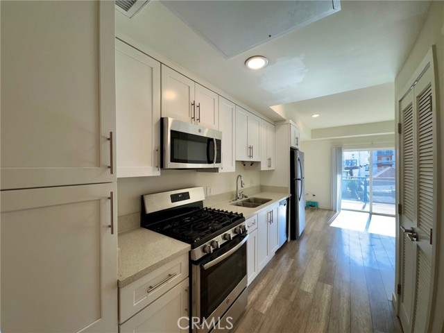 1025 S Berendo Street, Los Angeles CA: https://media.crmls.org/medias/b718f307-f1b1-40de-a91a-ee7cc2ac561a.jpg