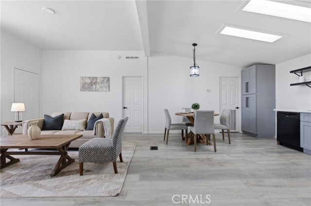 Detail Gallery Image 11 of 55 For 4901 Green River #153,  Corona,  CA 92878 - 3 Beds | 2 Baths