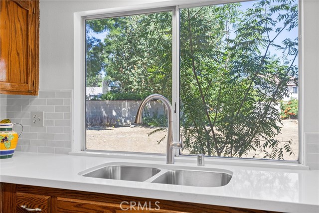 601 Las Arenas Court, Bakersfield CA: https://media.crmls.org/medias/b71b5f4b-8ea0-48a1-8459-d822624018e2.jpg