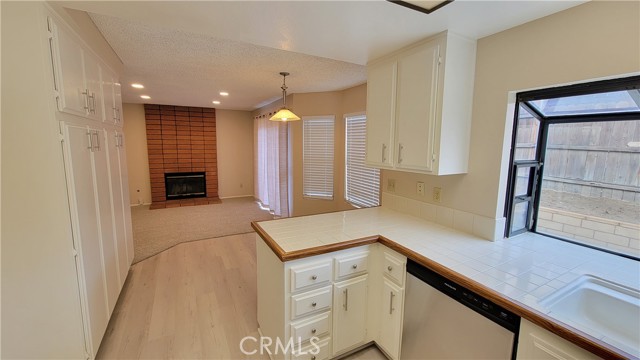 Detail Gallery Image 10 of 33 For 17294 Walnut Ave, Fontana,  CA 92336 - 3 Beds | 2/1 Baths