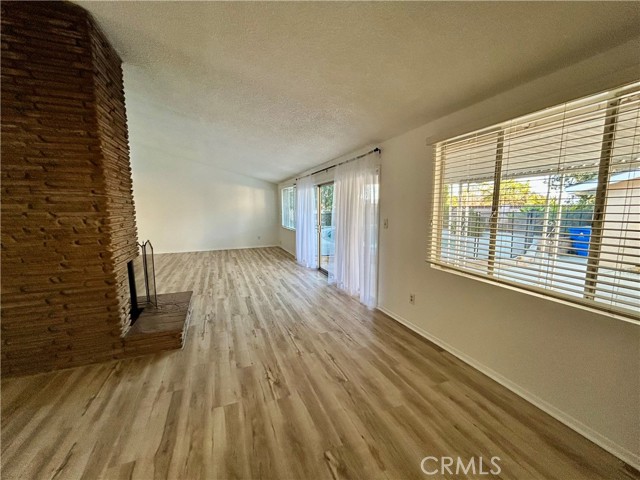 Detail Gallery Image 3 of 13 For 20553 Oxnard St, Woodland Hills,  CA 91367 - 3 Beds | 2 Baths