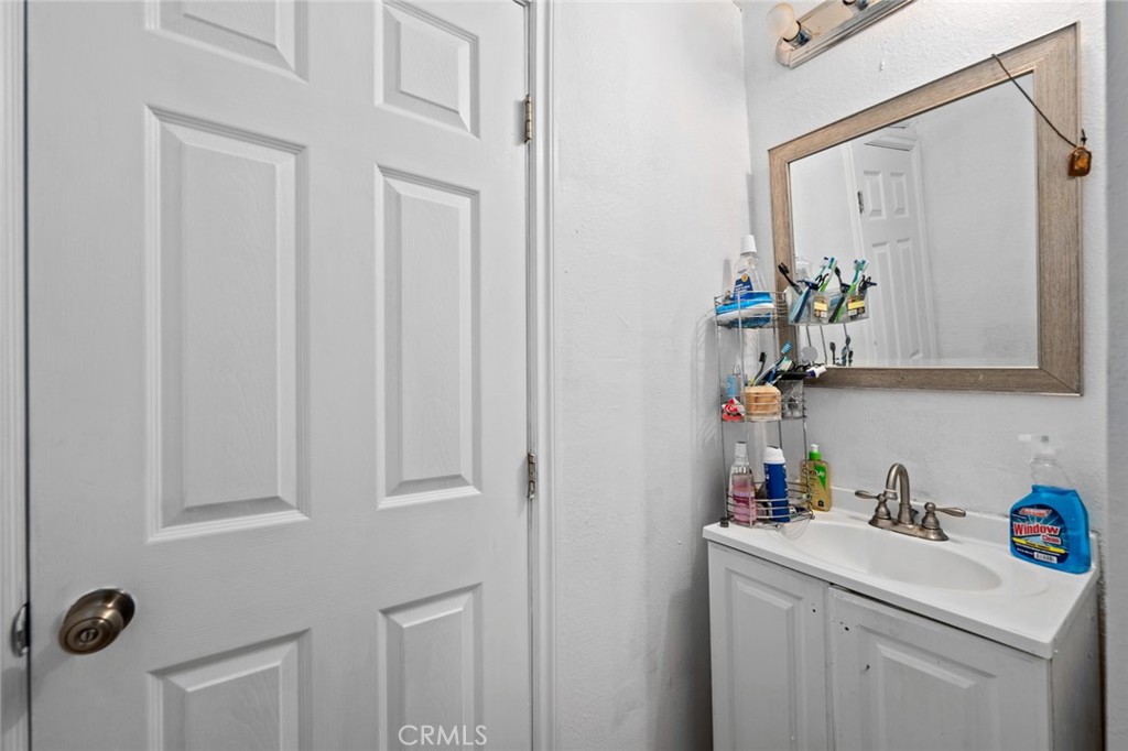 https://media.crmls.org/medias/b722e2be-b96d-4d15-95f5-c2ac3df20a65.jpg?preset=X-Large