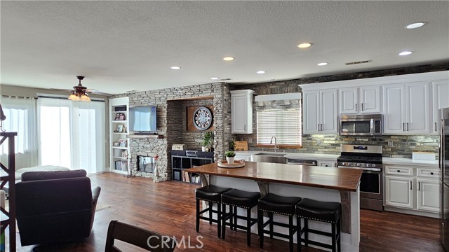Detail Gallery Image 4 of 32 For 13817 Grant Way, Oak Hills,  CA 92344 - 4 Beds | 2 Baths