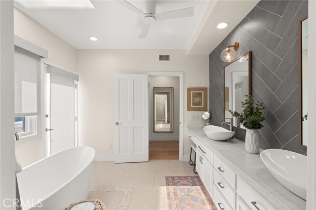 302 Carnation Avenue, Corona del Mar CA: https://media.crmls.org/medias/b724c295-3f24-4559-b57f-fdf01a9b0f7b.jpg