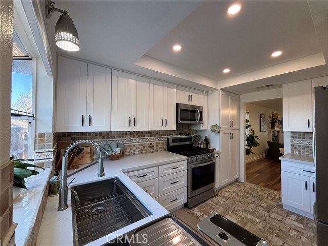 Detail Gallery Image 7 of 25 For 1200 Goldenview, Corona,  CA 92882 - 4 Beds | 2 Baths