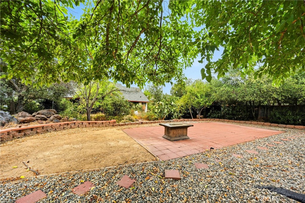 https://media.crmls.org/medias/b7254478-0740-4a48-8f2a-1180cb2f64b4.jpg?preset=X-Large