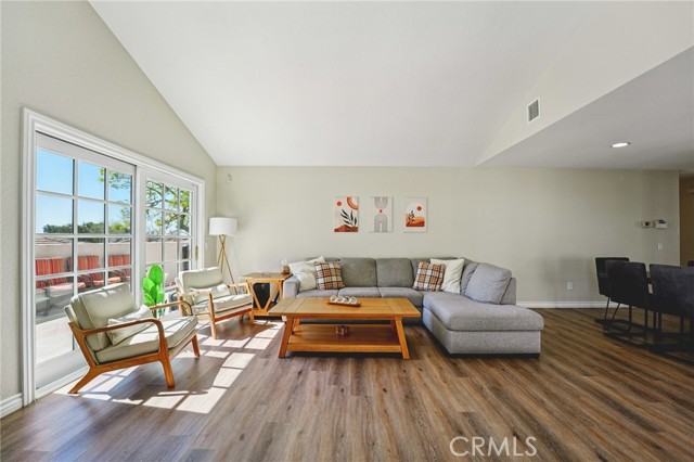 Detail Gallery Image 4 of 26 For 1224 Fairway Cir, Upland,  CA 91784 - 2 Beds | 2 Baths