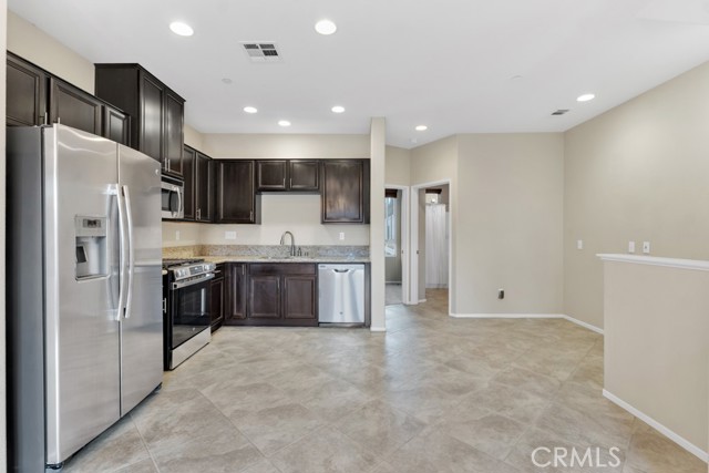 Detail Gallery Image 16 of 38 For 14665 Sherman Way, Van Nuys,  CA 91405 - 3 Beds | 3 Baths