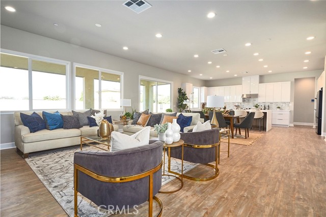 Detail Gallery Image 5 of 16 For 19396 Earth Summit, Apple Valley,  CA 92308 - 4 Beds | 3/1 Baths