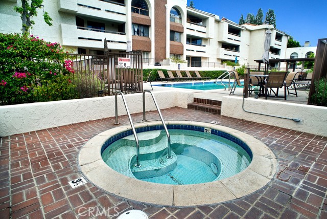 Detail Gallery Image 14 of 17 For 21650 Burbank #115,  Woodland Hills,  CA 91367 - 2 Beds | 2 Baths
