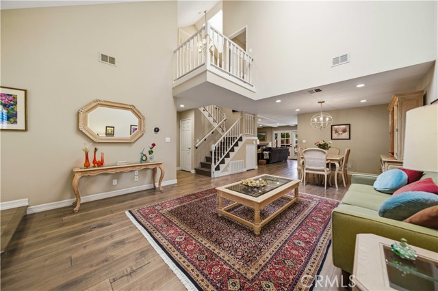 Detail Gallery Image 4 of 39 For 5930 Tampa #204,  Tarzana,  CA 91356 - 3 Beds | 3/1 Baths