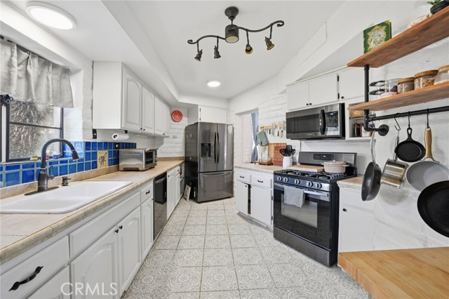 Detail Gallery Image 7 of 43 For 808 E Grand Blvd, Corona,  CA 92879 - 3 Beds | 2 Baths