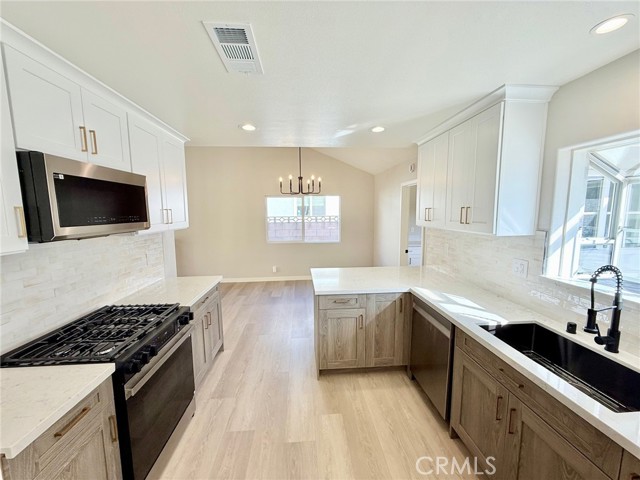 Detail Gallery Image 6 of 27 For 27215 Elias, Saugus,  CA 91350 - 4 Beds | 2 Baths