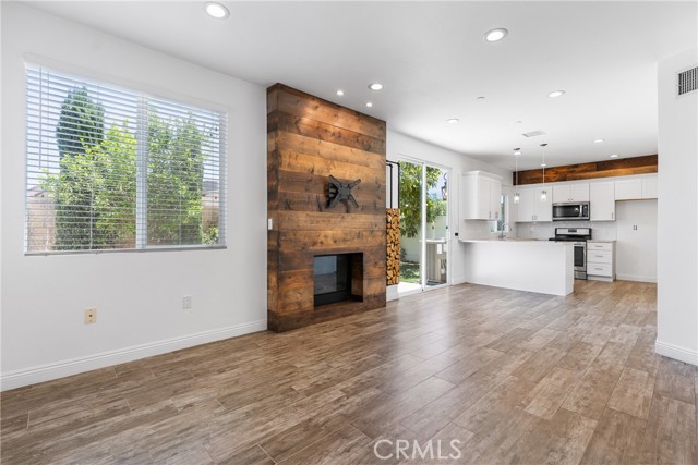 Detail Gallery Image 4 of 20 For 1529 Patricia Ave #6,  Simi Valley,  CA 93065 - 3 Beds | 2/1 Baths