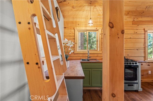 Detail Gallery Image 34 of 43 For 2222 Sierra View Dr, Arrowbear,  CA 92382 - 1 Beds | 1 Baths