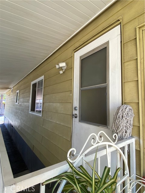 995 Pomona Rd, Corona CA: https://media.crmls.org/medias/b72f8e19-1a38-4b03-98e5-c6e1a84b8306.jpg