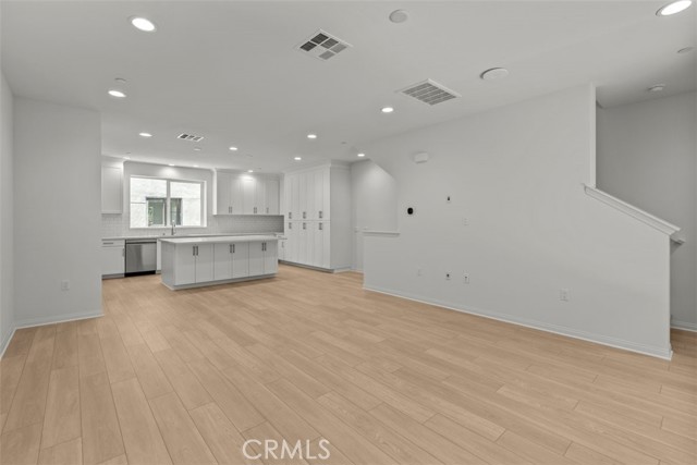 5868 Linden Ave Avenue, Long Beach CA: https://media.crmls.org/medias/b7300a29-35c8-4e49-8e64-cb08af8dc276.jpg