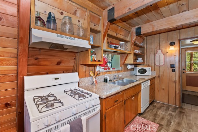 Detail Gallery Image 9 of 33 For 101 W Rainbow Bld, Big Bear City,  CA 92314 - 2 Beds | 2 Baths