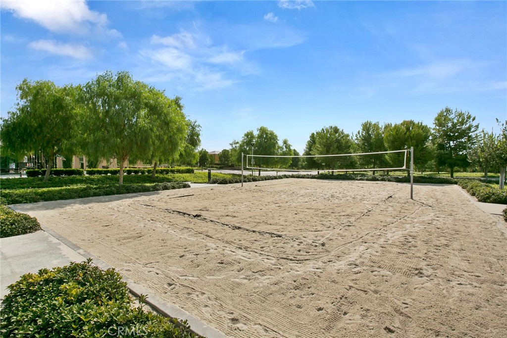 https://media.crmls.org/medias/b733a746-3f69-403a-b1f2-f1645b4a9920.jpg?preset=X-Large