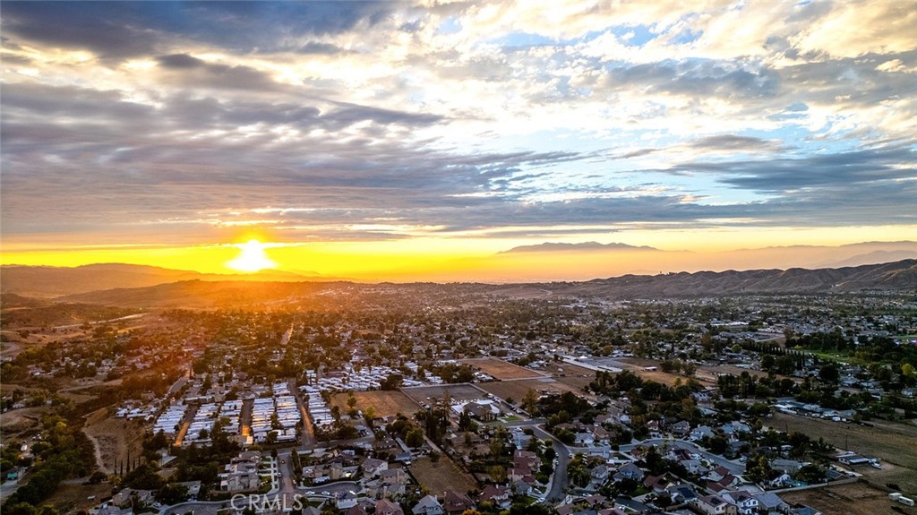 https://media.crmls.org/medias/b7340397-b149-493c-8185-bfdea23325e0.jpg?preset=X-Large