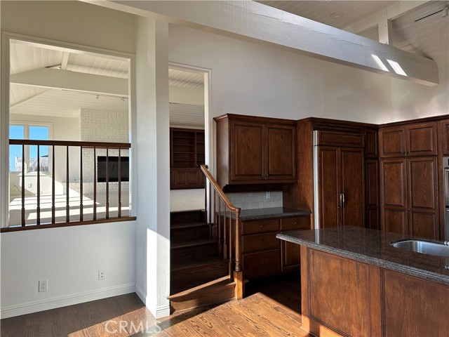 Detail Gallery Image 8 of 31 For 900 Kings, Newport Beach,  CA 92663 - 5 Beds | 3/1 Baths