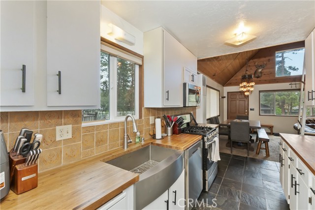 220 Angeles Boulevard, Big Bear City CA: https://media.crmls.org/medias/b734c3ef-497a-4d8e-b8bf-78ceebecd62d.jpg