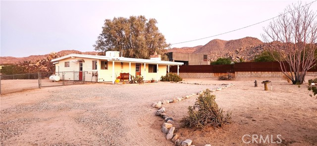 Detail Gallery Image 2 of 24 For 6835 Mount Shasta, Joshua Tree,  CA 92252 - 2 Beds | 1 Baths