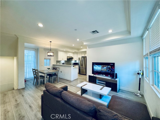 Detail Gallery Image 3 of 34 For 118 N Allen Ave. #4,  Pasadena,  CA 91106 - 3 Beds | 3 Baths