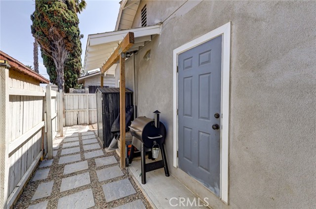 2108 Lemon Avenue, Long Beach CA: https://media.crmls.org/medias/b737d23f-188c-4795-b352-d7a10d4de27b.jpg