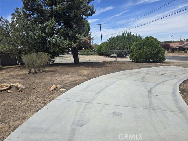 Detail Gallery Image 5 of 6 For 18347 Madrone St, Hesperia,  CA 92345 - 7 Beds | 3/1 Baths