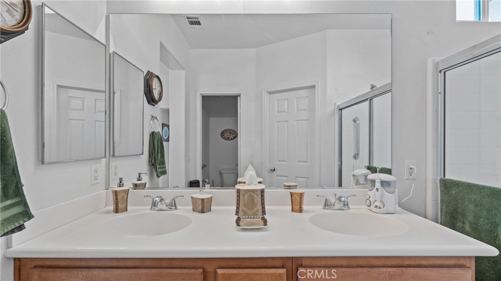 https://media.crmls.org/medias/b73a42fd-65d3-4b7d-b98d-999dcffc3fdc.jpg?preset=X-Large