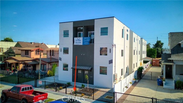 Detail Gallery Image 4 of 17 For 630 E Adams Bld, Los Angeles,  CA 90011 - 4 Beds | 2/1 Baths