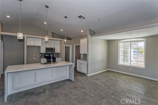 Detail Gallery Image 5 of 25 For 13033 Casco Rd, Apple Valley,  CA 92345 - 4 Beds | 2/1 Baths