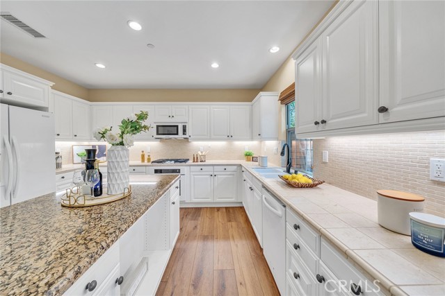 63 Splendor, Irvine CA: https://media.crmls.org/medias/b7463eff-f6a0-4b45-aeba-4dbaa5e5b3a6.jpg