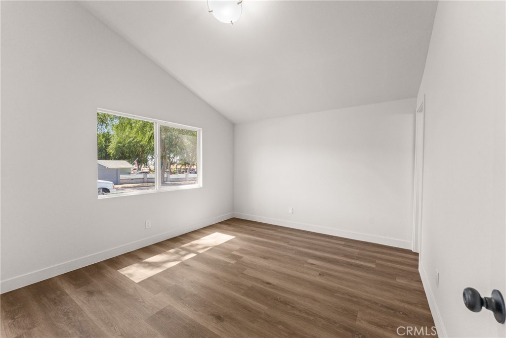 https://media.crmls.org/medias/b7467d31-f11d-4e9c-92f3-2ee490486e45.jpg?preset=X-Large