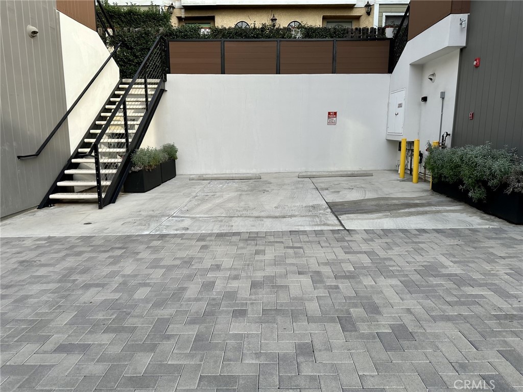 https://media.crmls.org/medias/b747424d-70b5-4637-8cd1-62e0f0987ae9.jpg?preset=X-Large