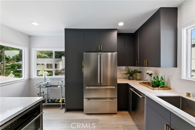 Detail Gallery Image 19 of 51 For 3900 Benedict Canyon Dr, Sherman Oaks,  CA 91423 - 3 Beds | 4 Baths