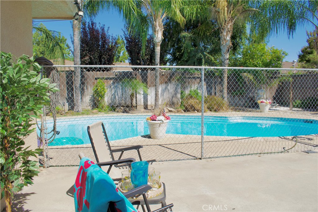 https://media.crmls.org/medias/b74b1753-6930-446c-8c42-34f0758510c6.jpg?preset=X-Large